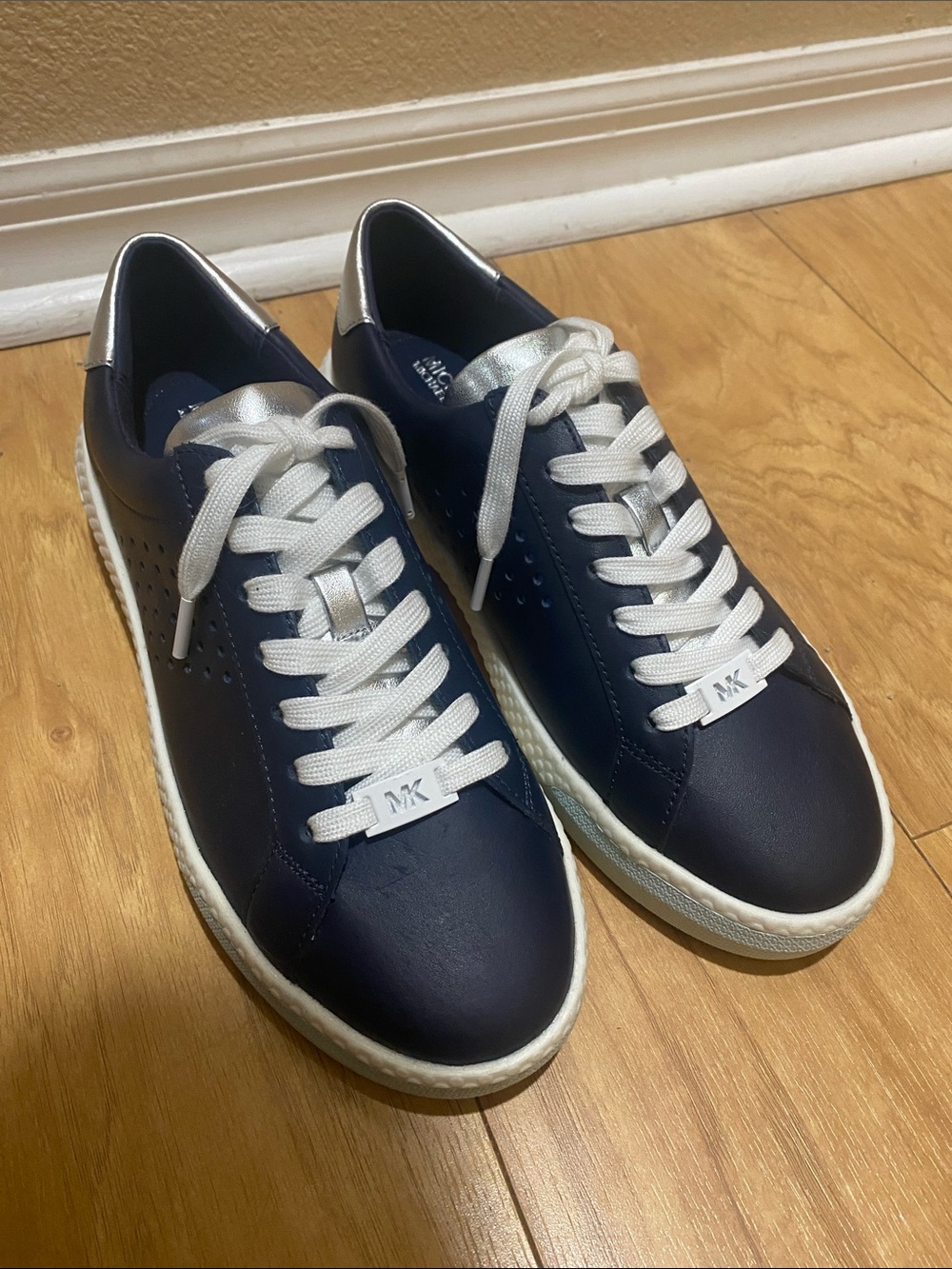 Michael Kors Navy and Silver Low-Top Leather Sneakers Sz 9